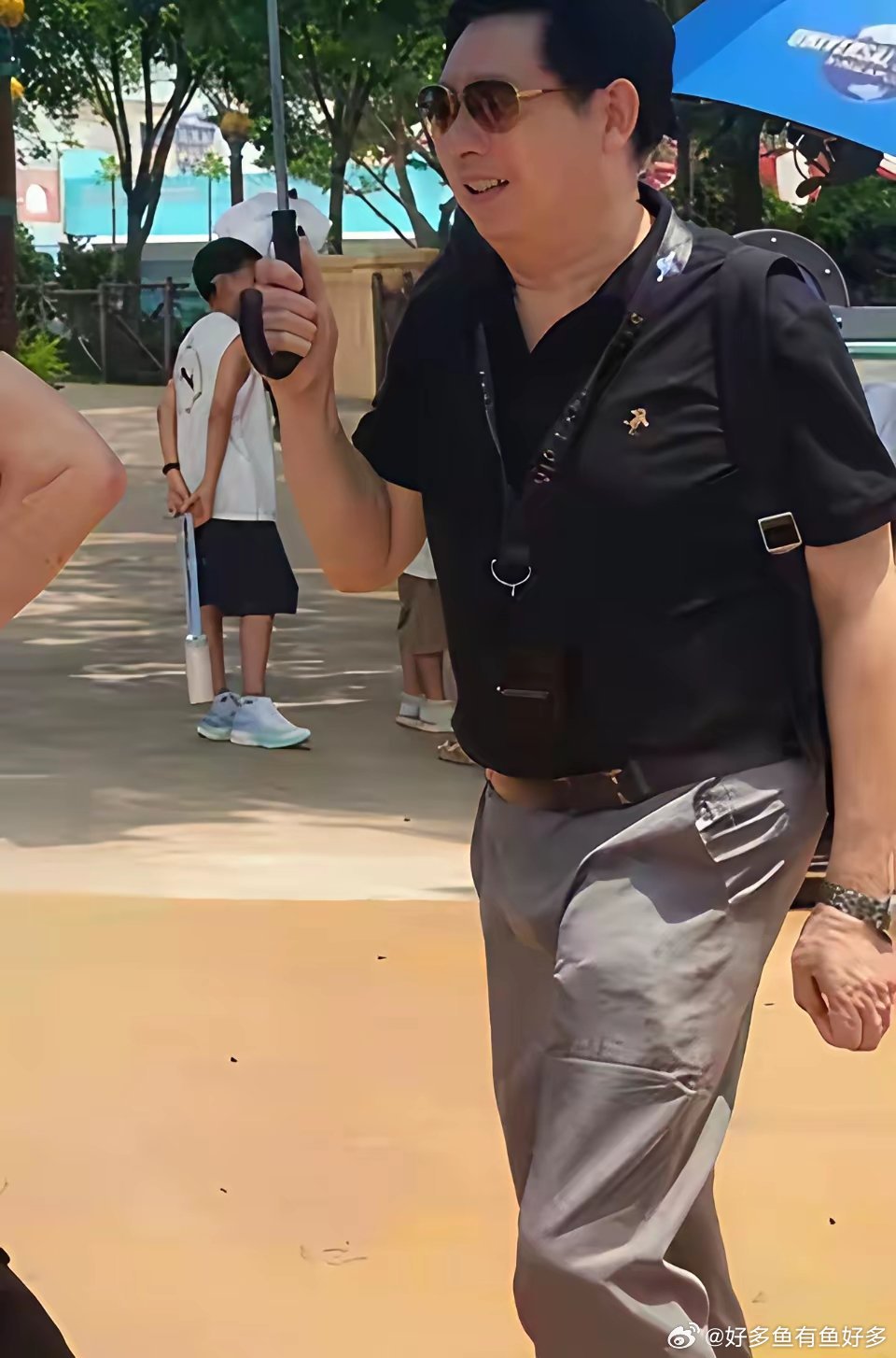 郭富城带全家新加坡游玩！小2岁岳父给他背包撑伞，2女儿嘴凸明显
