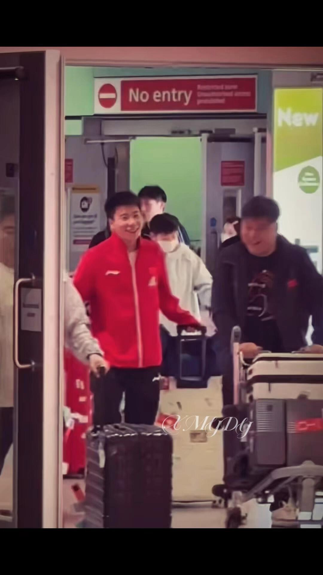 有没有人懂，隔着两米远也很怕会走丢，很单纯的兄妹组合，大胖在前面走着！
后面跟着