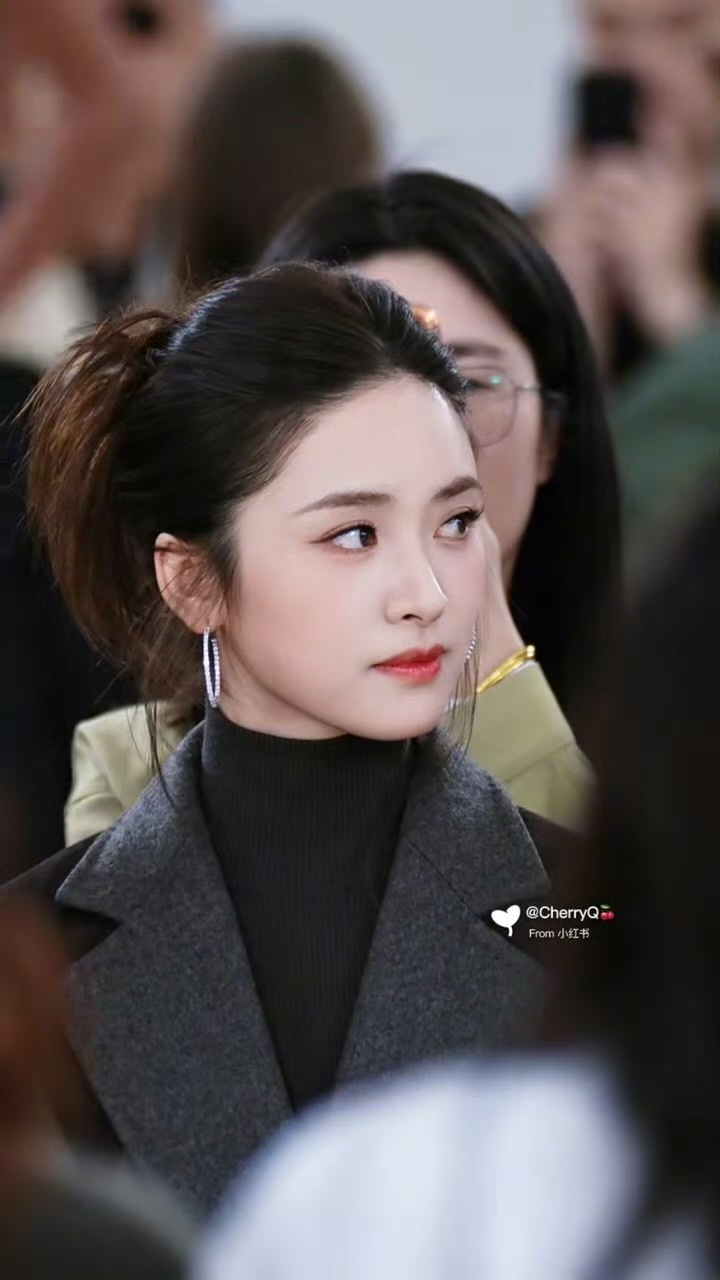 沈月盘发大耳环造型，完美一颗头，吾家有女已长成[憧憬] ​​​
