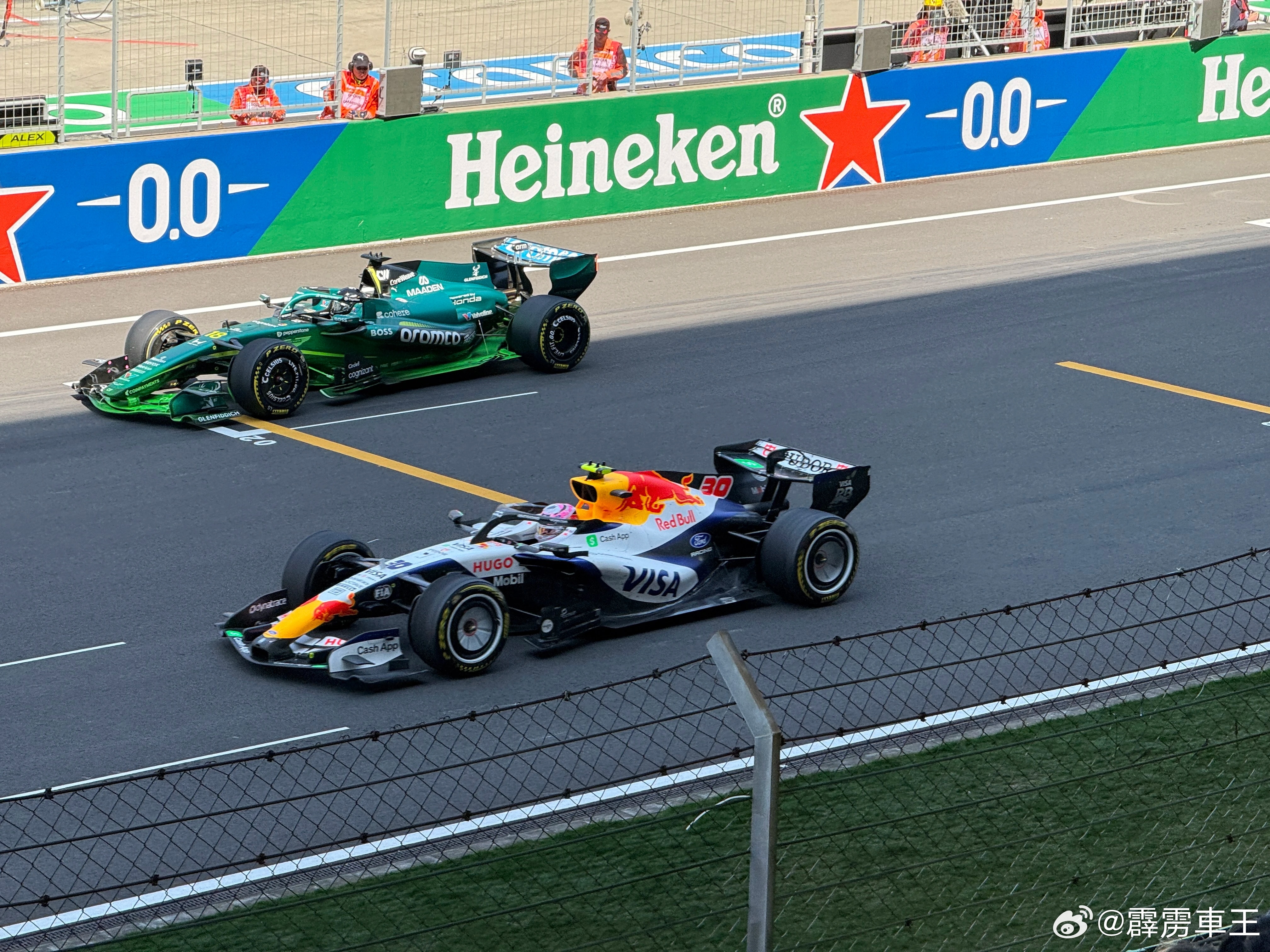 F1赛车为什么躺着开 F1车手之所以像躺着开车，所有设计都只为了一件事：快，且安