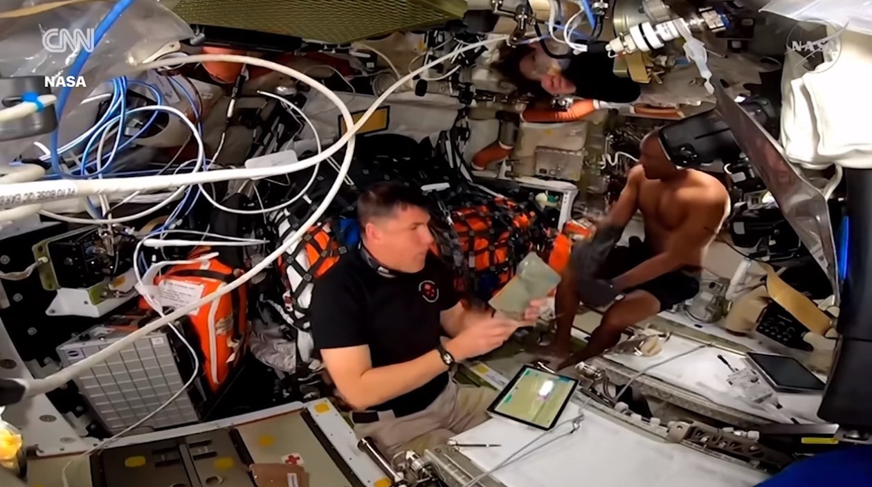 美宇航员太空中意外半裸出镜身材真不错！哈哈哈哈 