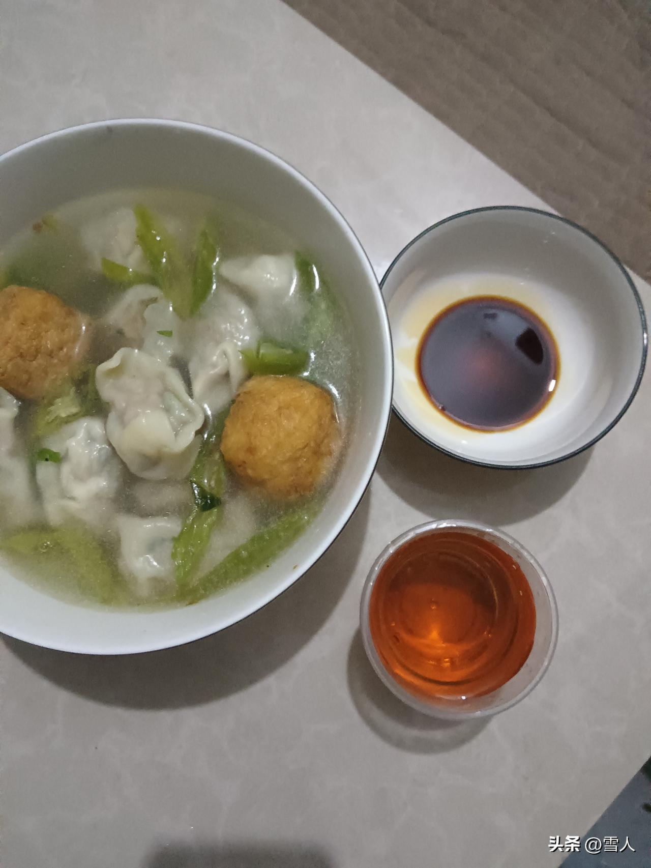 永州湘味腊肉包饺子，在家包了十个，皮是买的十元一袋分享作法先把腊肉洗净蒸熟，切成