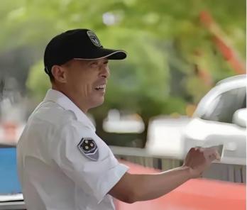 2018年，南昌一保安上班喝了点酒被物业开除。谁料，消息刚传出，小区1000多户