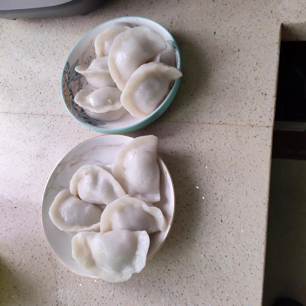 今天一大早，妻子就到郴州天通菜市场买菜去了，天通菜市场的蔬菜水果比其他市场都便宜