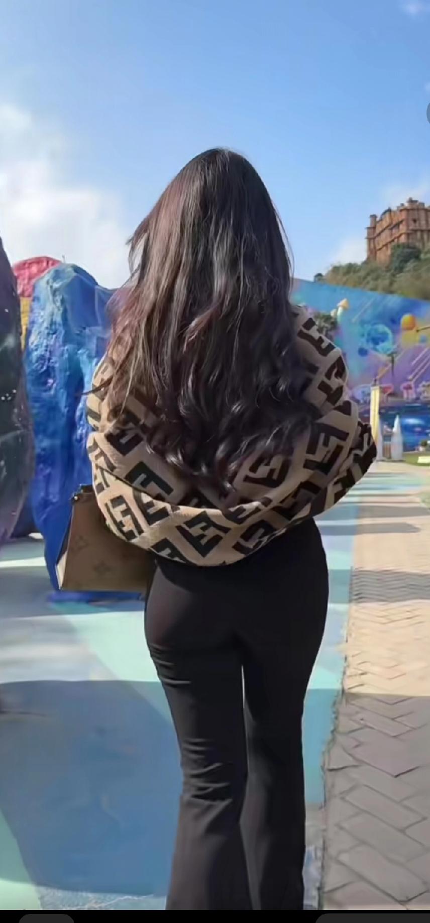 看到“背对镜头，长发飘逸，穿着时尚”，瞬间就想起上海春日街拍里那些时尚女神。她们