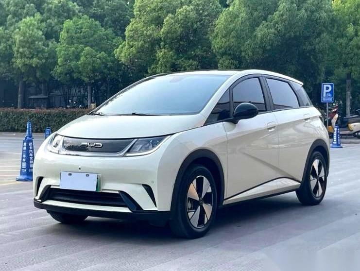 一个日本人，还是个懂行的工程师，开腻了特斯拉，转头买了辆比亚迪。
你以为他图便宜