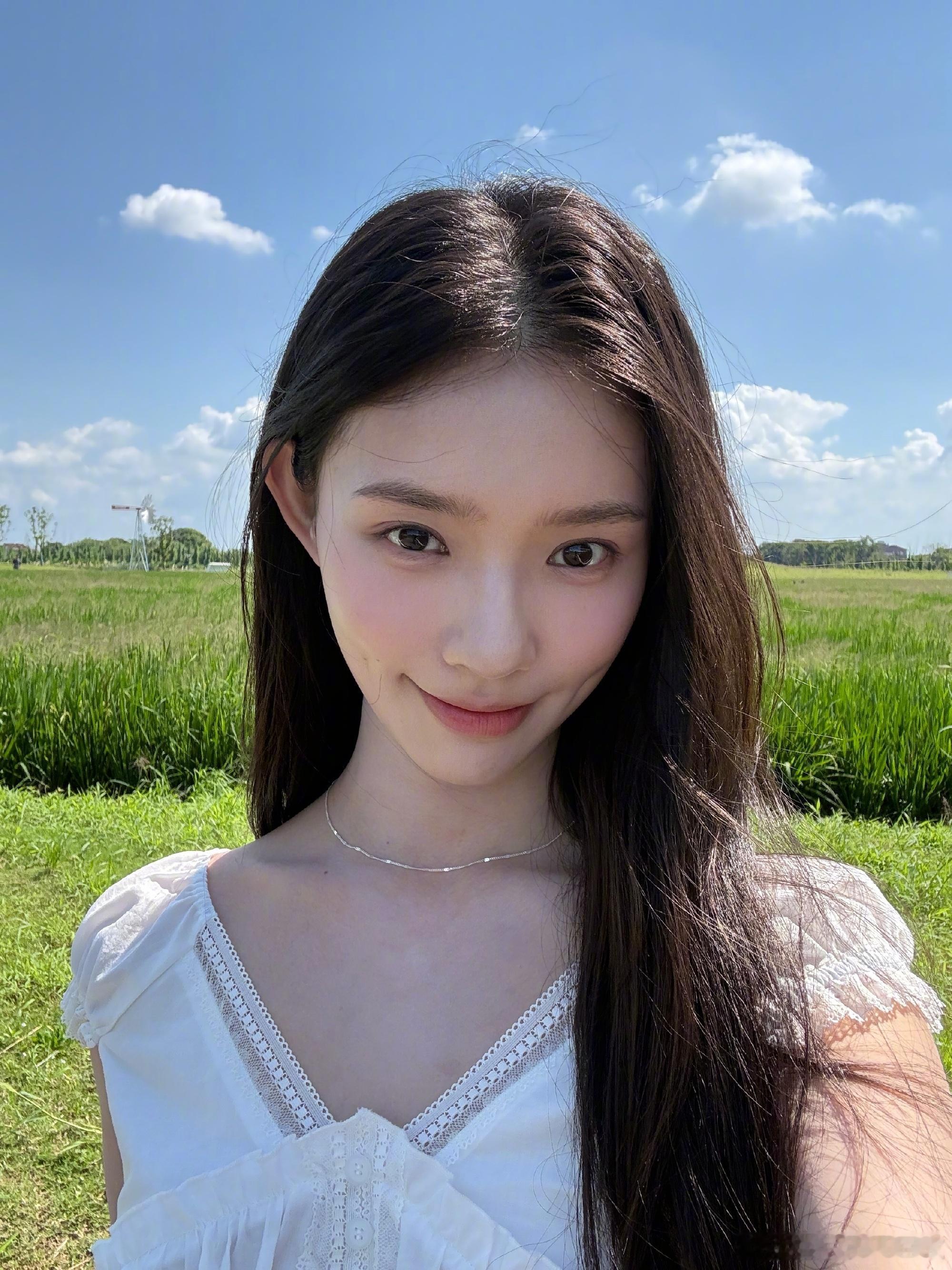 夏天的风吹到了林允林允怎么还在过夏天 谁懂啊，林允这组田园随拍氛围感直接拉满，像