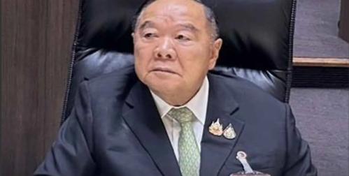 今天泰国国会投票现场，最令人震惊的是巴逸现身。
 
作为泰国反对派公民力量党党首