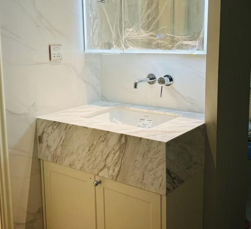 每日分享一句人生感悟不要试图去改变任何一个人，除非你是神！