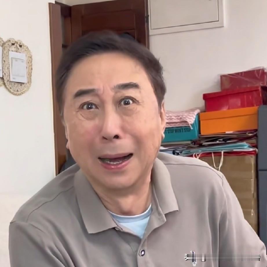 冯巩对女儿说:“闺女，这么些脏衣服扔在地上，你没注意吗？”女儿说:“就是我扔的，