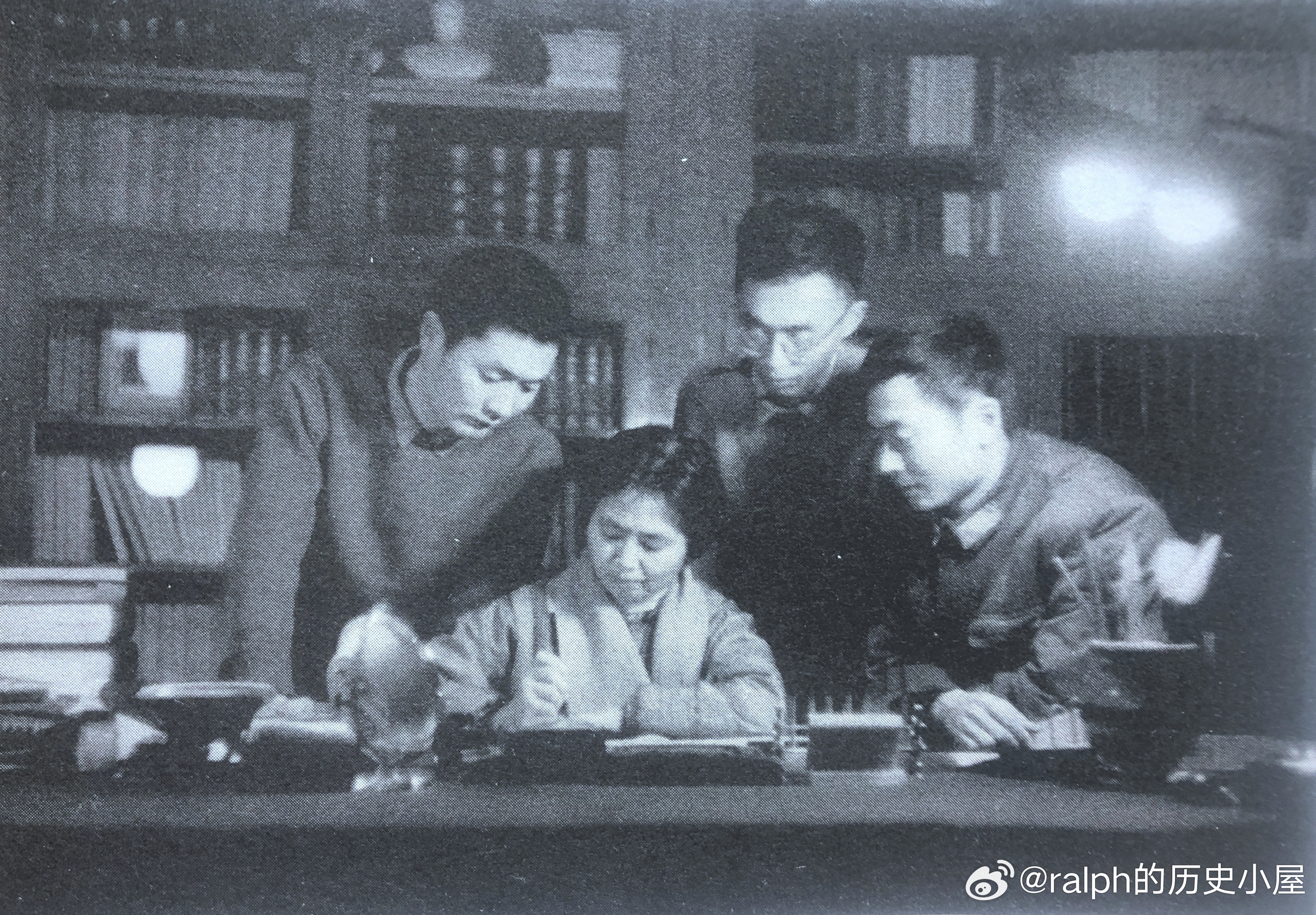 1973年秋张茜与三个儿子在整理诗稿历史影像