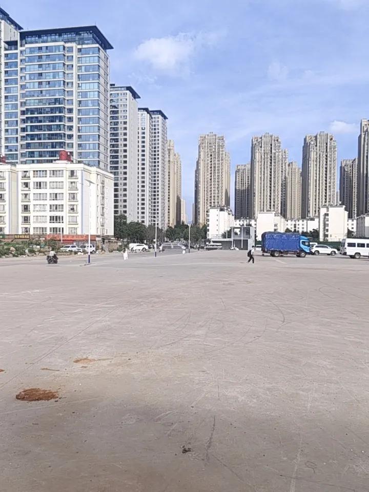 昆明这天气，简直是“任性”代言人！早上出门裹着羽绒服，还冻得直哆嗦，感觉自己像个