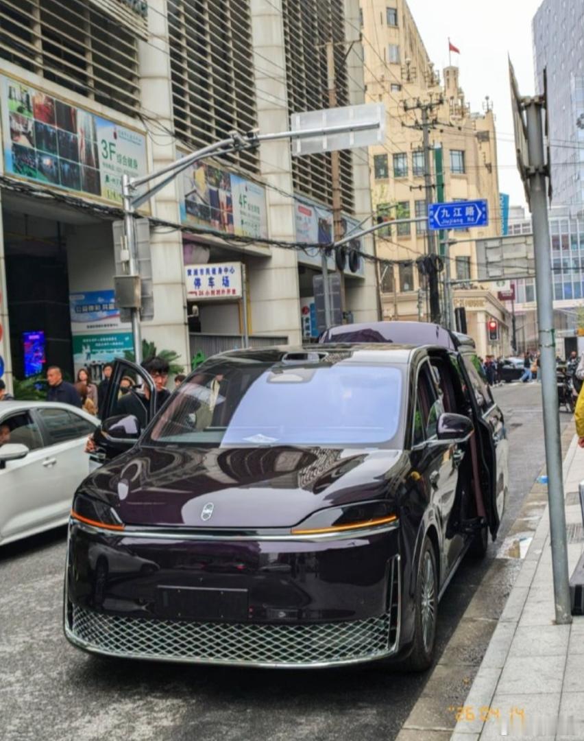 智界V9在前脸镀铬件使用上，有类似新问界M9，很大面积的在前下保上进行运用，从「