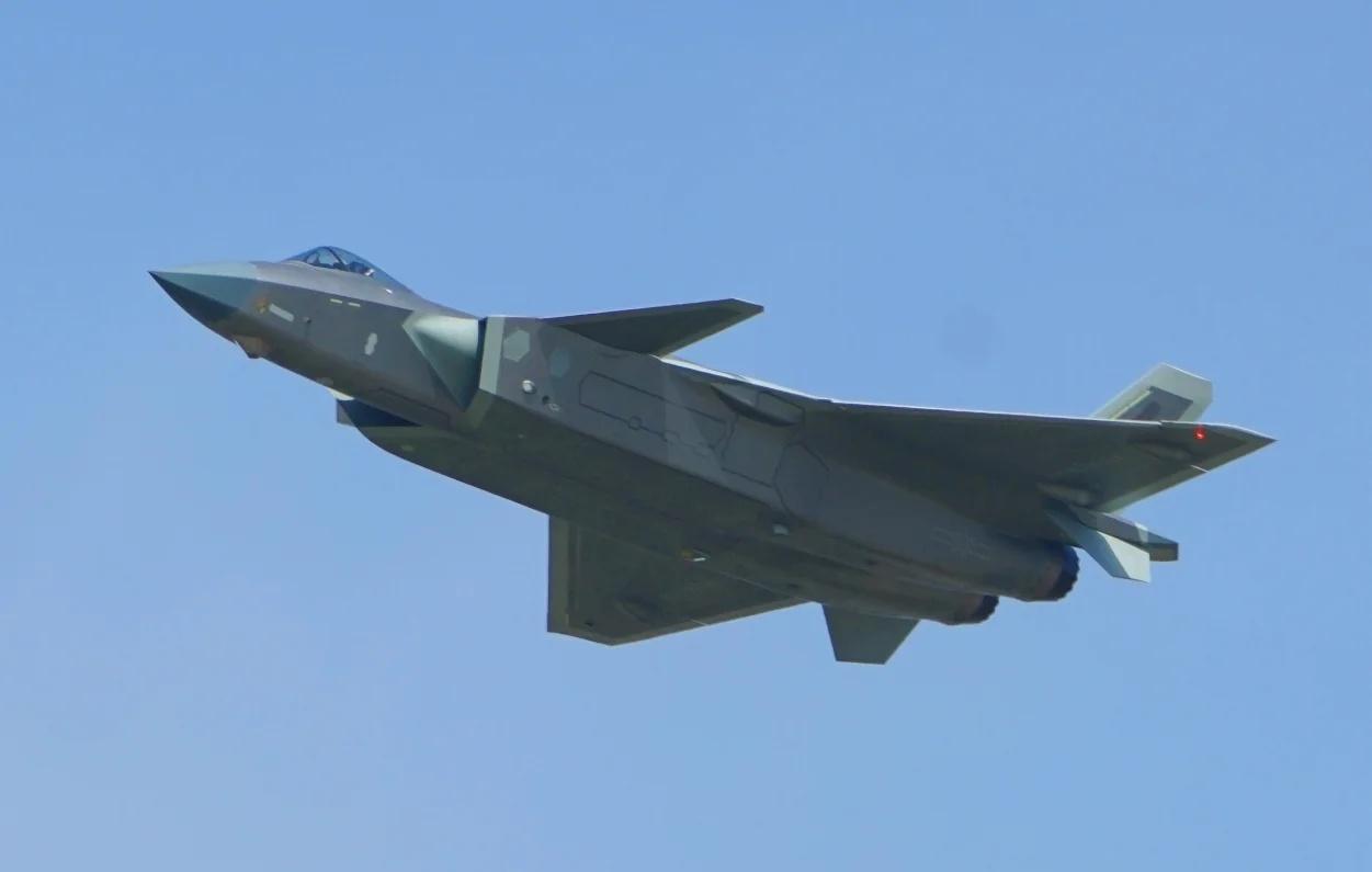 那个15年前看杂志上歼20照片的少年
15年前2001号首飞的时候，我跟死党还不