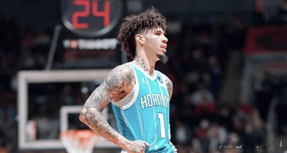 据美记Jake Fischer报道，黄蜂将听取关于拉梅洛-鲍尔的交易报价。

“