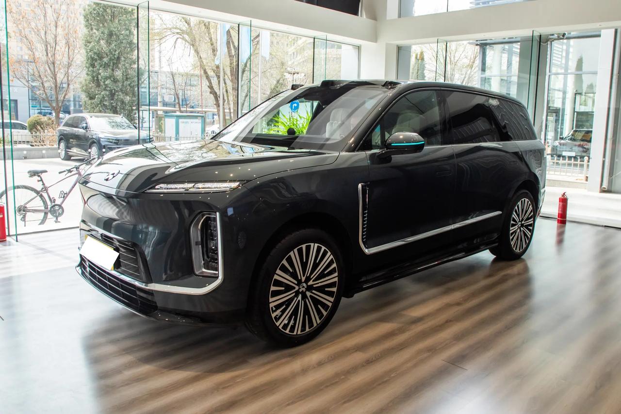 如果说蔚来ES8更像蔚来的高端家庭SUV，那蔚来ES9明显是往商务旗舰上再走一步