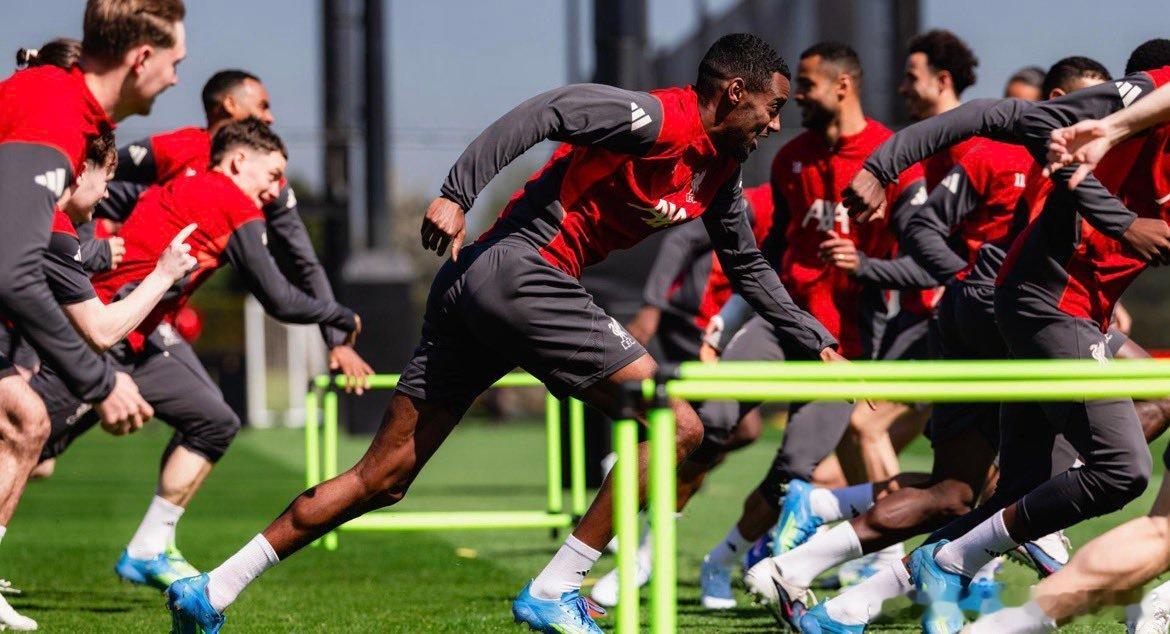 基耶萨缺席昨天训练，有传闻说单独训练了利物浦昨日对阵水晶宫赛前训练名单：◉ 门将