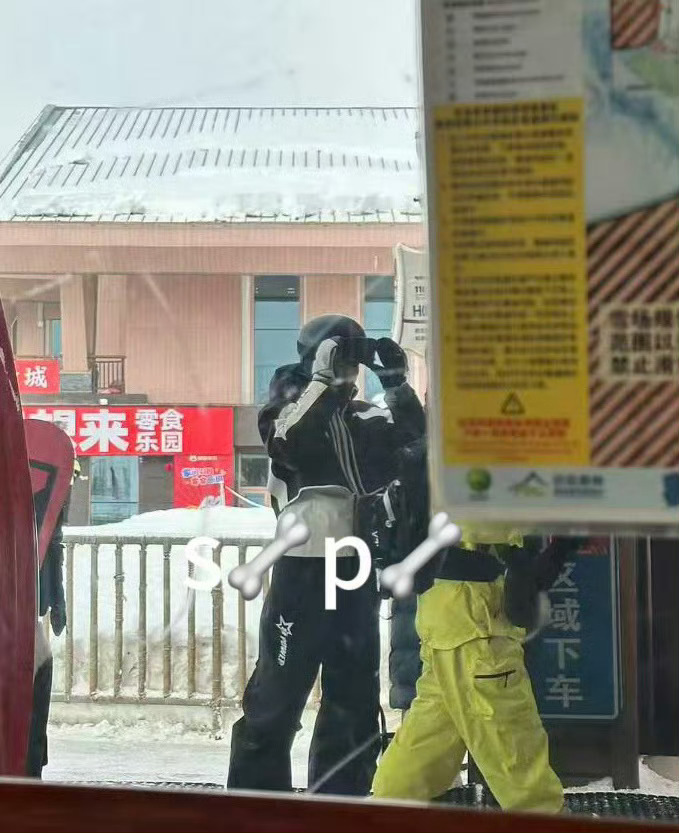 偶遇宋亚轩刘耀文一起滑雪哦莫莫，有网友偶遇宋亚轩刘耀文一起滑雪啦⛷️两只快乐小狗