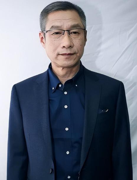 2005年，北京，刘佩琦哥哥病逝，16岁侄子刘伟无人照料，他心一软直接接回家当亲