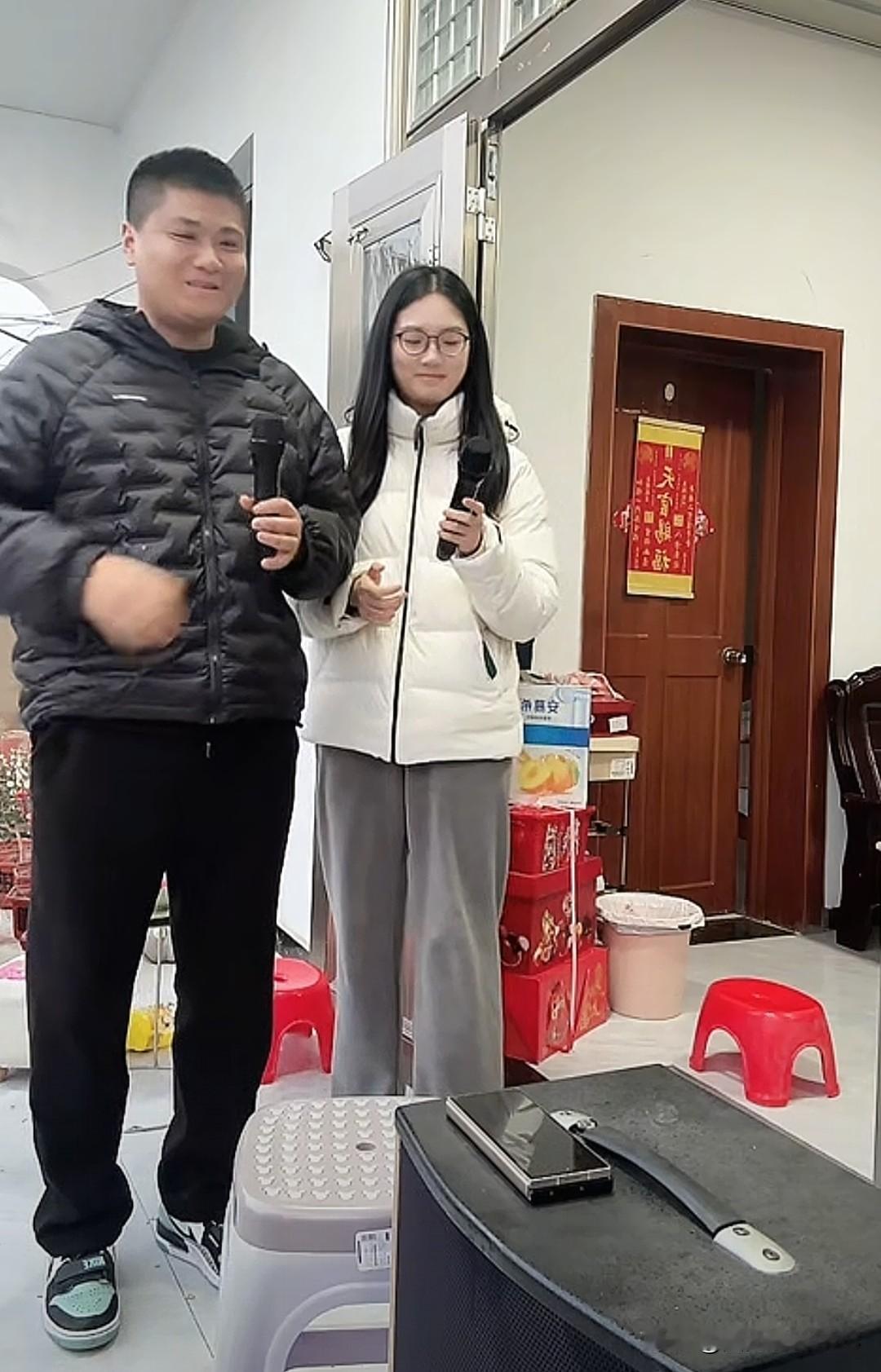 朱进兄妹三人关系真好。全家人都到了二姐的老家走亲戚。下午没事直接在院子里来了小型