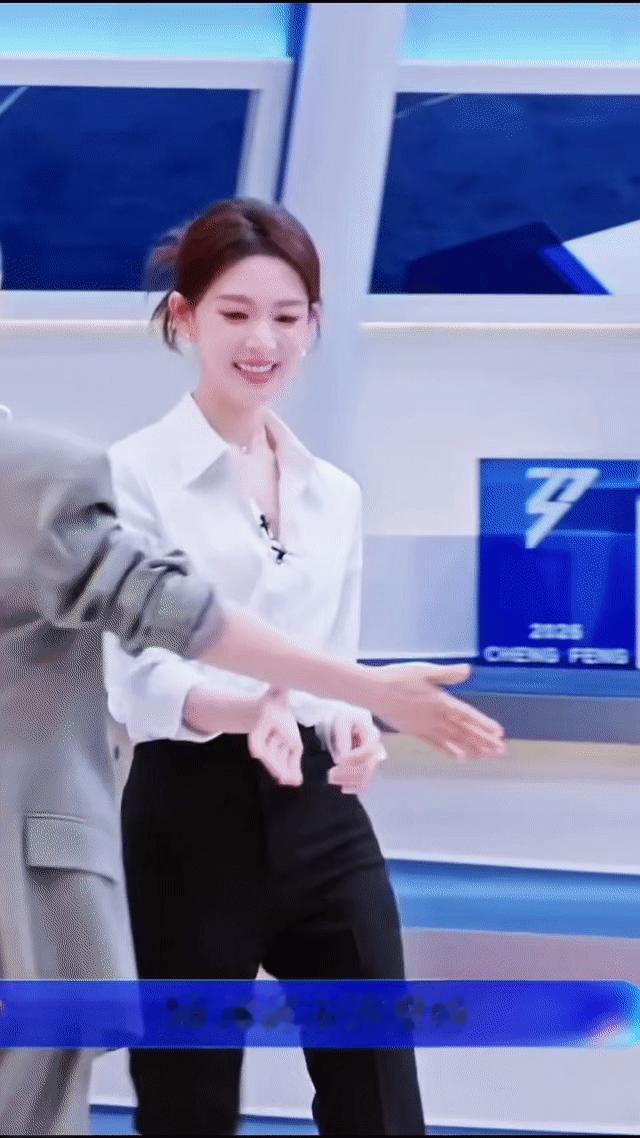 陈瑶这身像是来收购的 陈瑶解锁全新总裁风造型，利落剪裁凸显优越身形，冷艳气场碾压