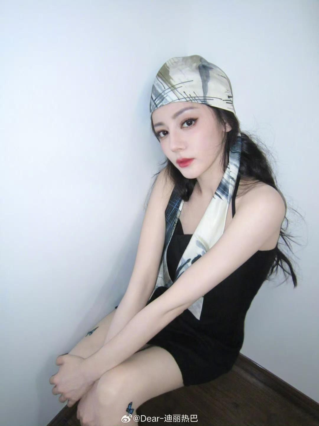 迪丽热巴[超话]迪丽热巴蝴蝶丝袜迪丽热巴你真的，什么都能穿出时尚单品 ​​​