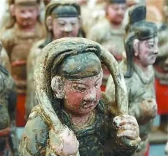 2007年5月，河南焦作东王封村，村民为证实，祖坟有700年历史，竟自行挖掘，不