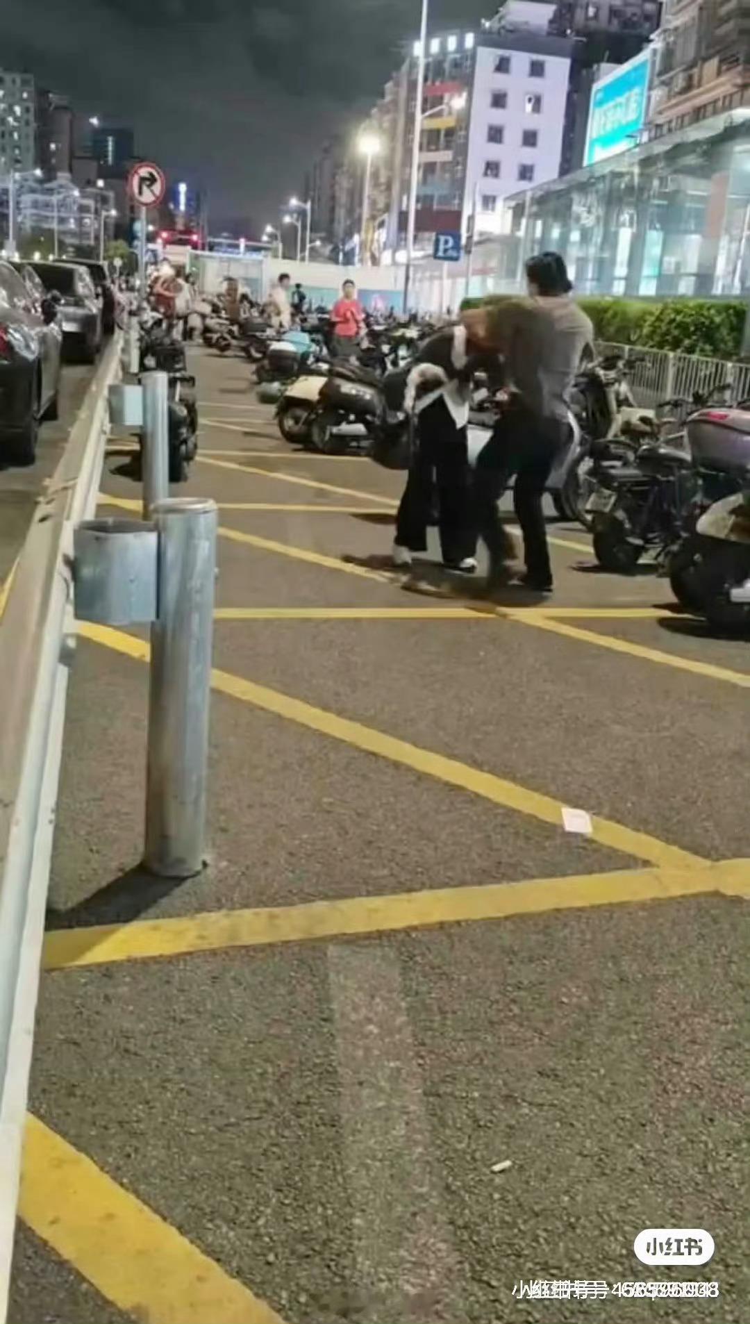 深圳坪洲摩的打人这么狠，深圳的摩的需要整治一下了 ​​​