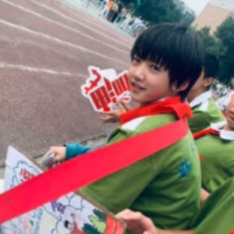 翻到一张初一参加运动会的小小然(｡ì _ í｡) 