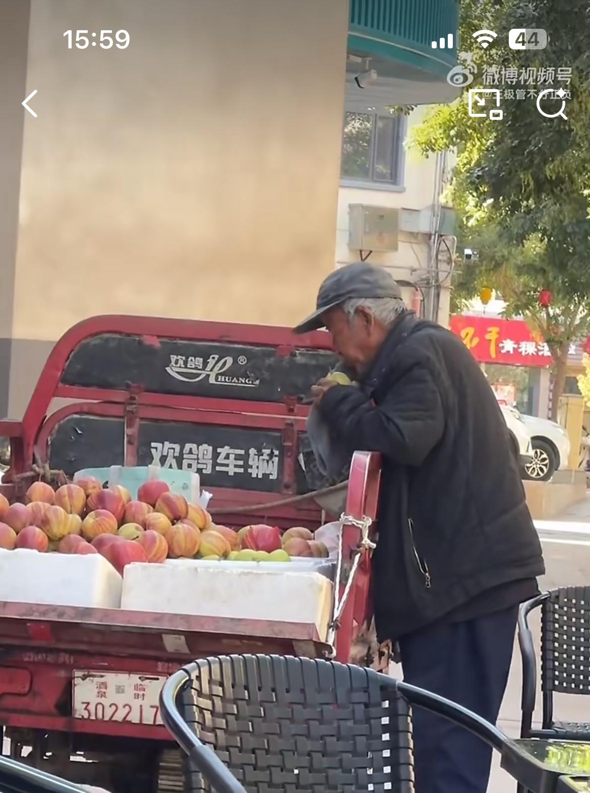 一游客在敦煌街头买了几个苹果，直接就啃，转头看到大爷用喷了口水的毛巾在擦苹果，瞬