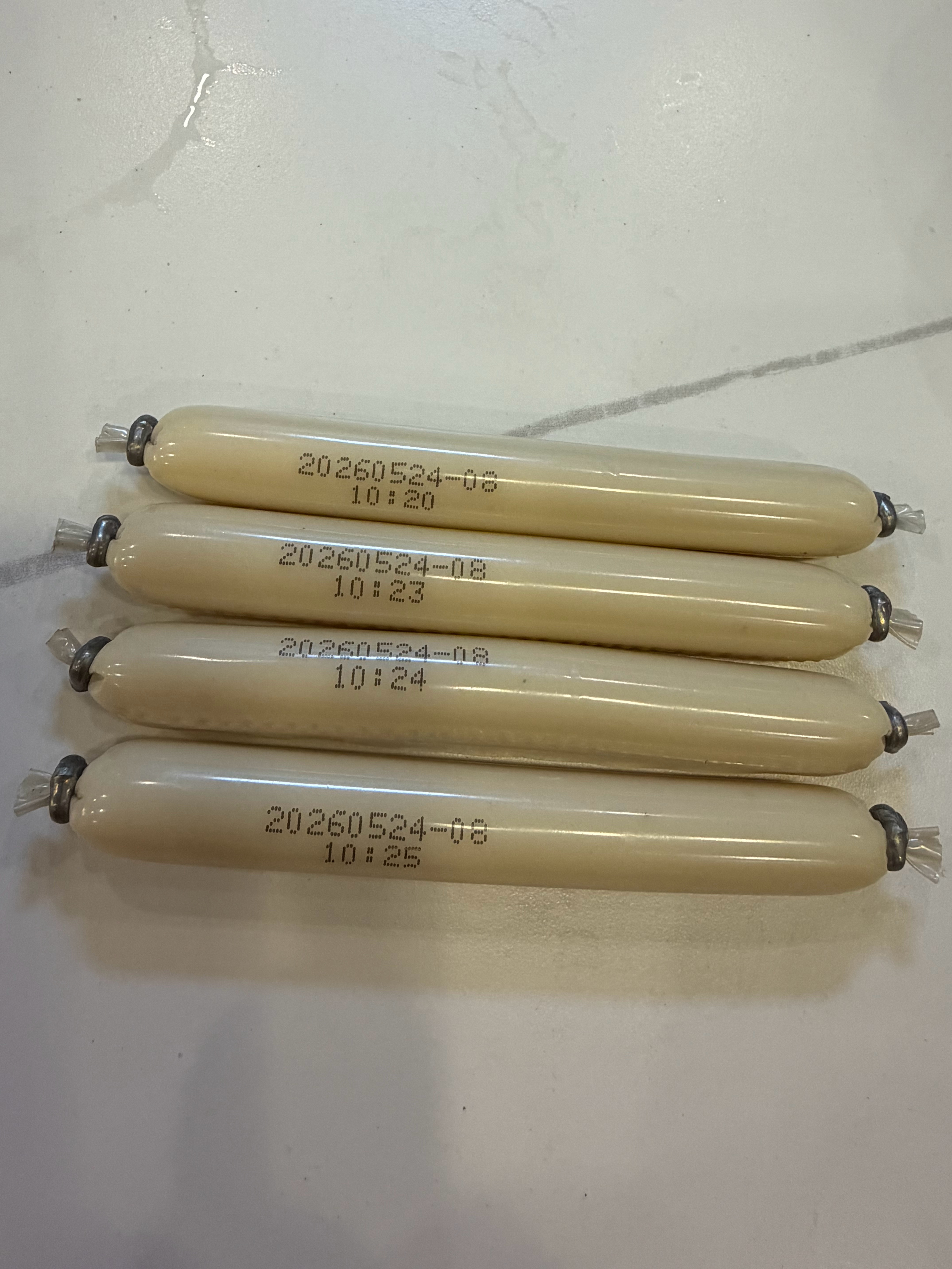 给儿子买的鳕鱼肠，本来想着这个鳕鱼肠没有开封的口子吃着不方便，每次都要随身带着开