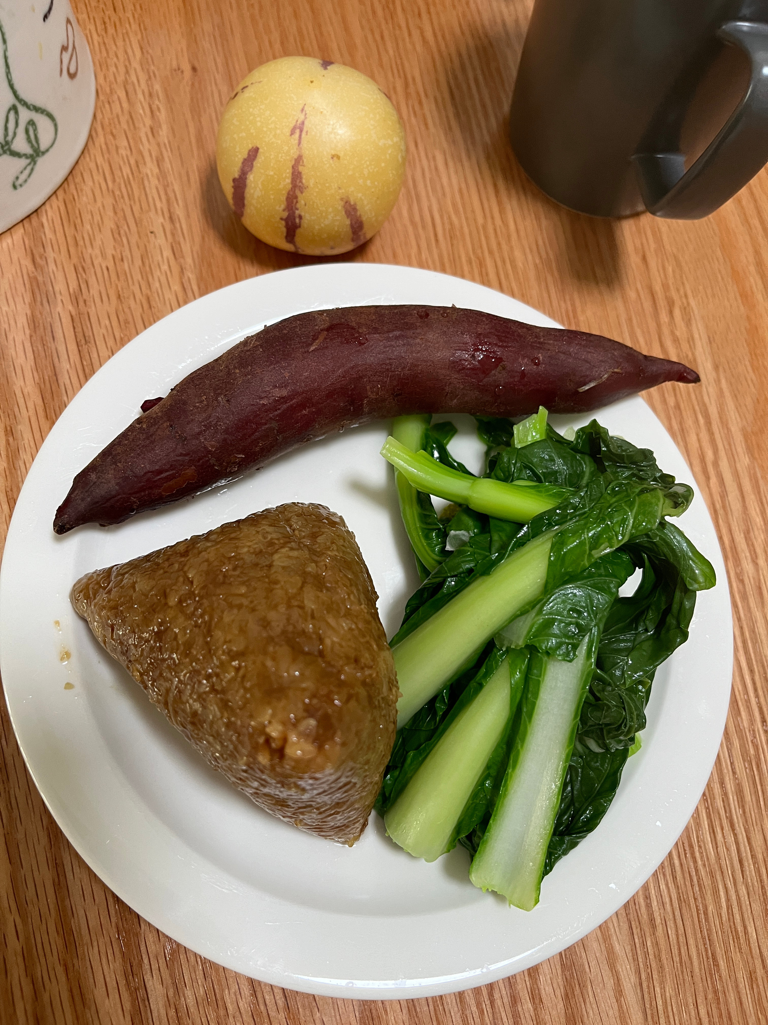 昨天晚饭偷懒，炒花饭➕牛肉丸蔬菜汤。二人食我认真做饭的时候娃还挑剔，那就吃点糊弄