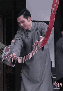 小哇估计是第一次放鞭炮吧
这紧张的表情决定不是演出来的[泪奔]