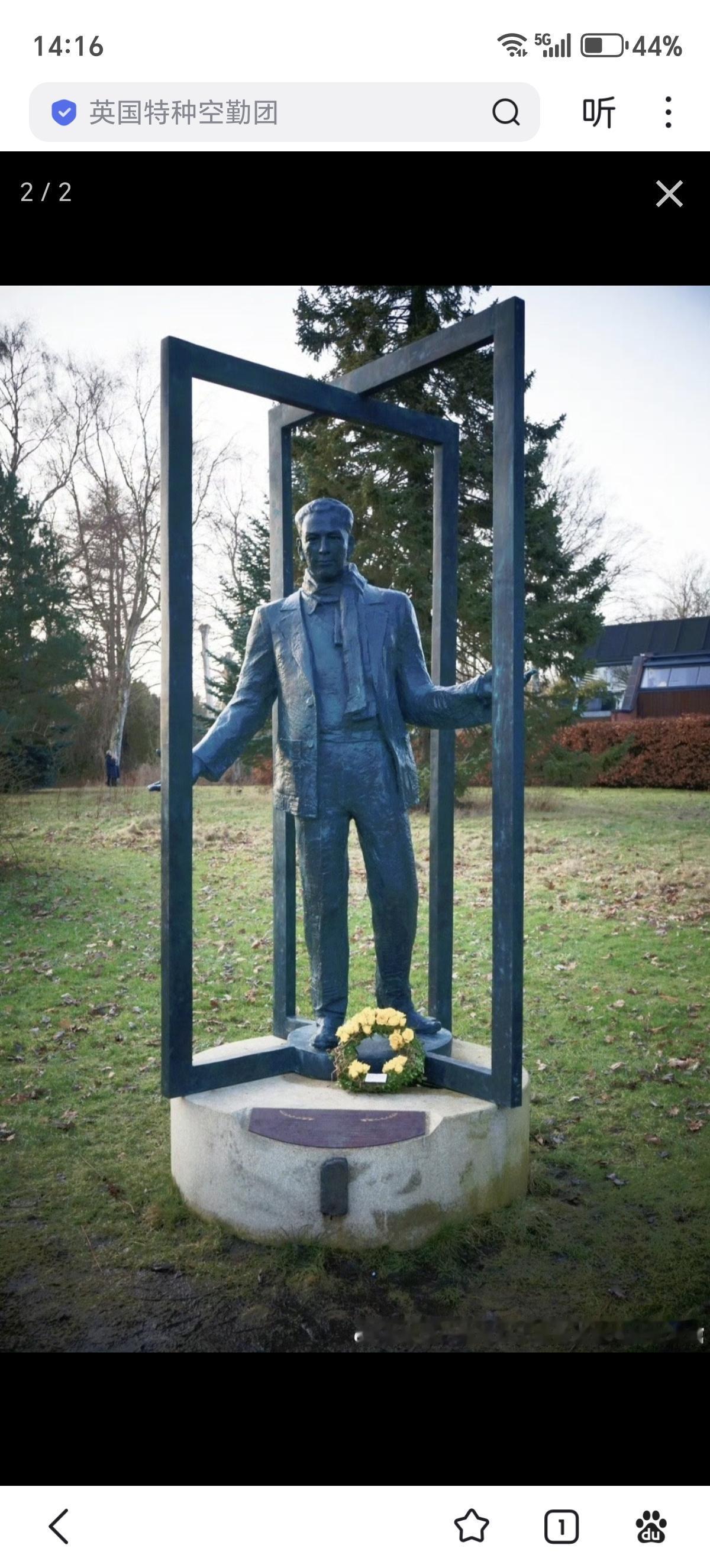 89年前，在南京江南水泥厂难民区，丹麦人贝恩哈尔·阿尔普·辛德贝格悬挂巨幅丹麦国