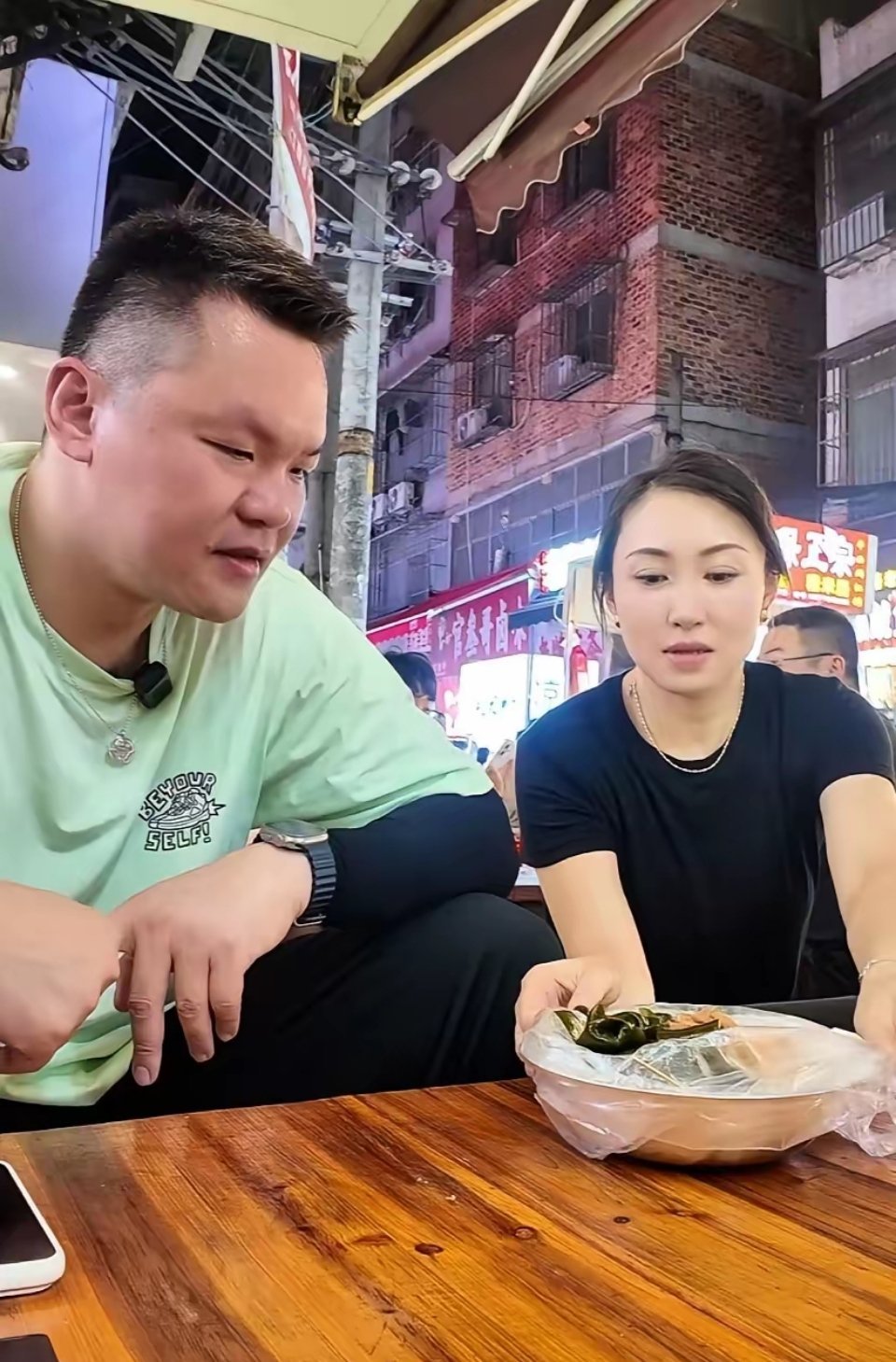 朱芳雨回到广西南宁，约体校同学女班长一起吃夜宵，酸嘢、昆虫宴、烤蝎子土狗、老友粉