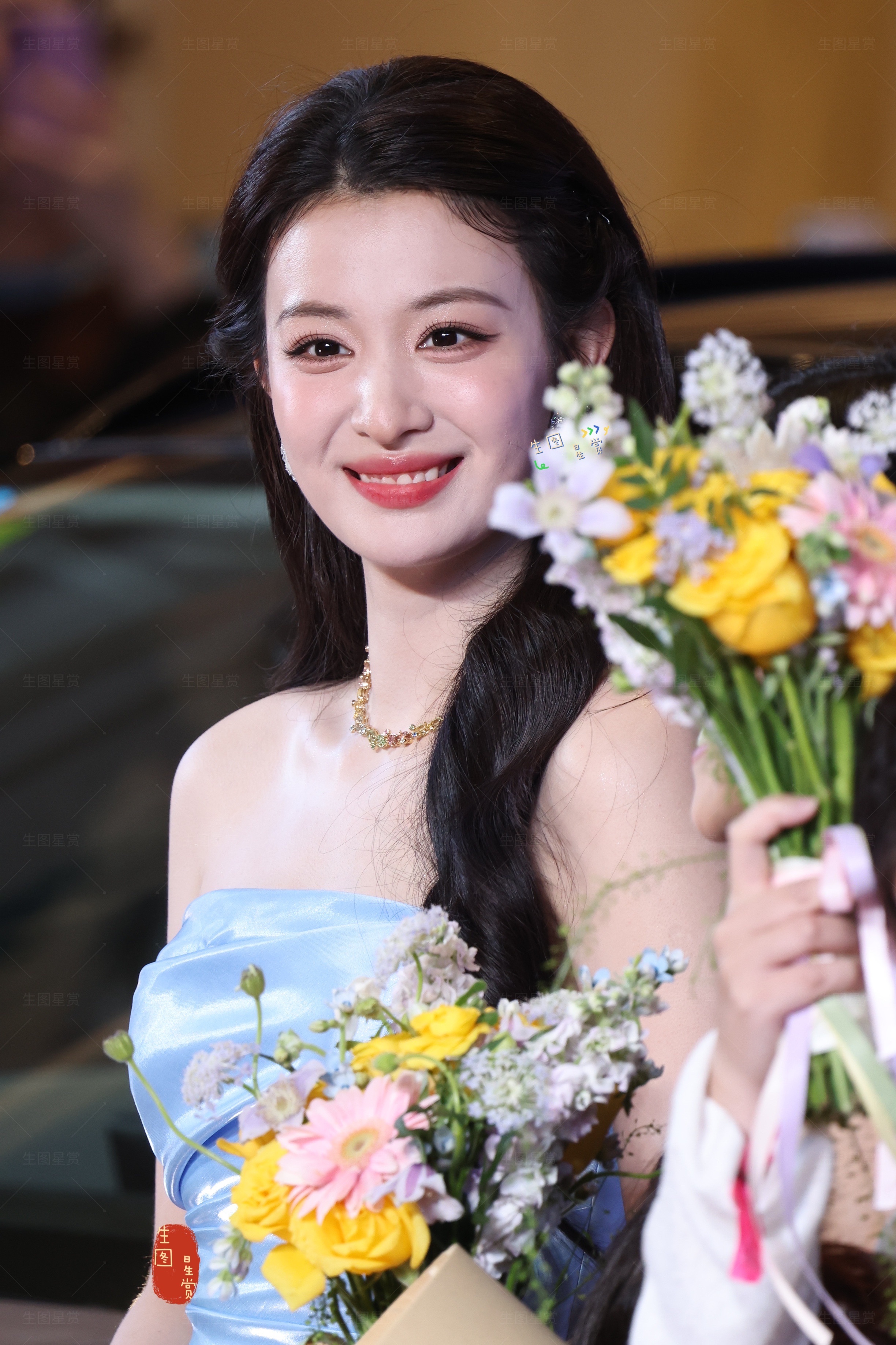盛世美颜王楚然，一笑已倾城今日重庆站台美照继续掉落💋 