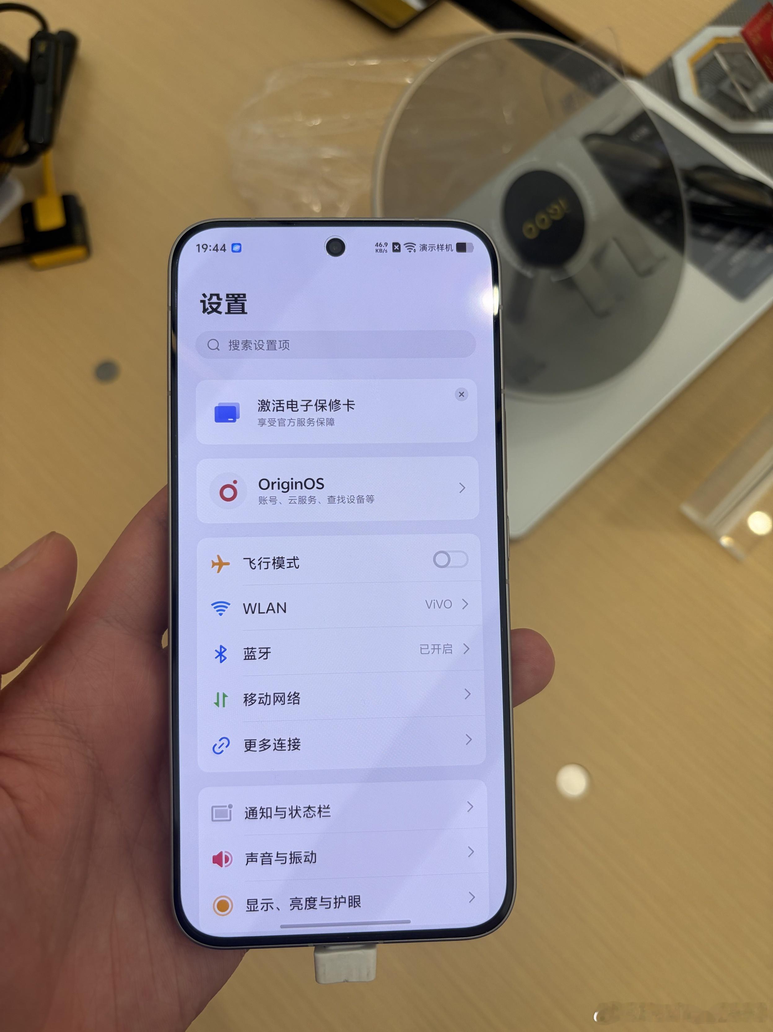 iQOO16这设计也太难看了真的有人花这价格买个游戏机？ ​​​