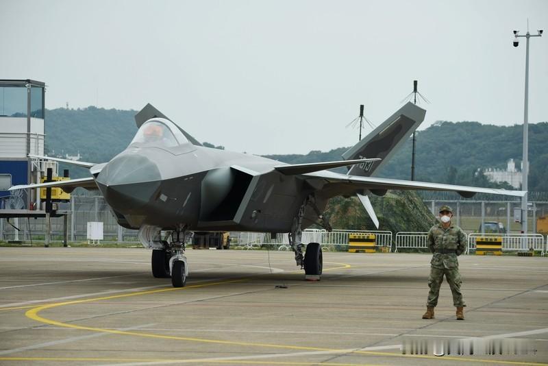 歼-20越肩发射霹雳-10画面震惊岛内 歼-20越肩发射霹雳-10的画面可太震撼