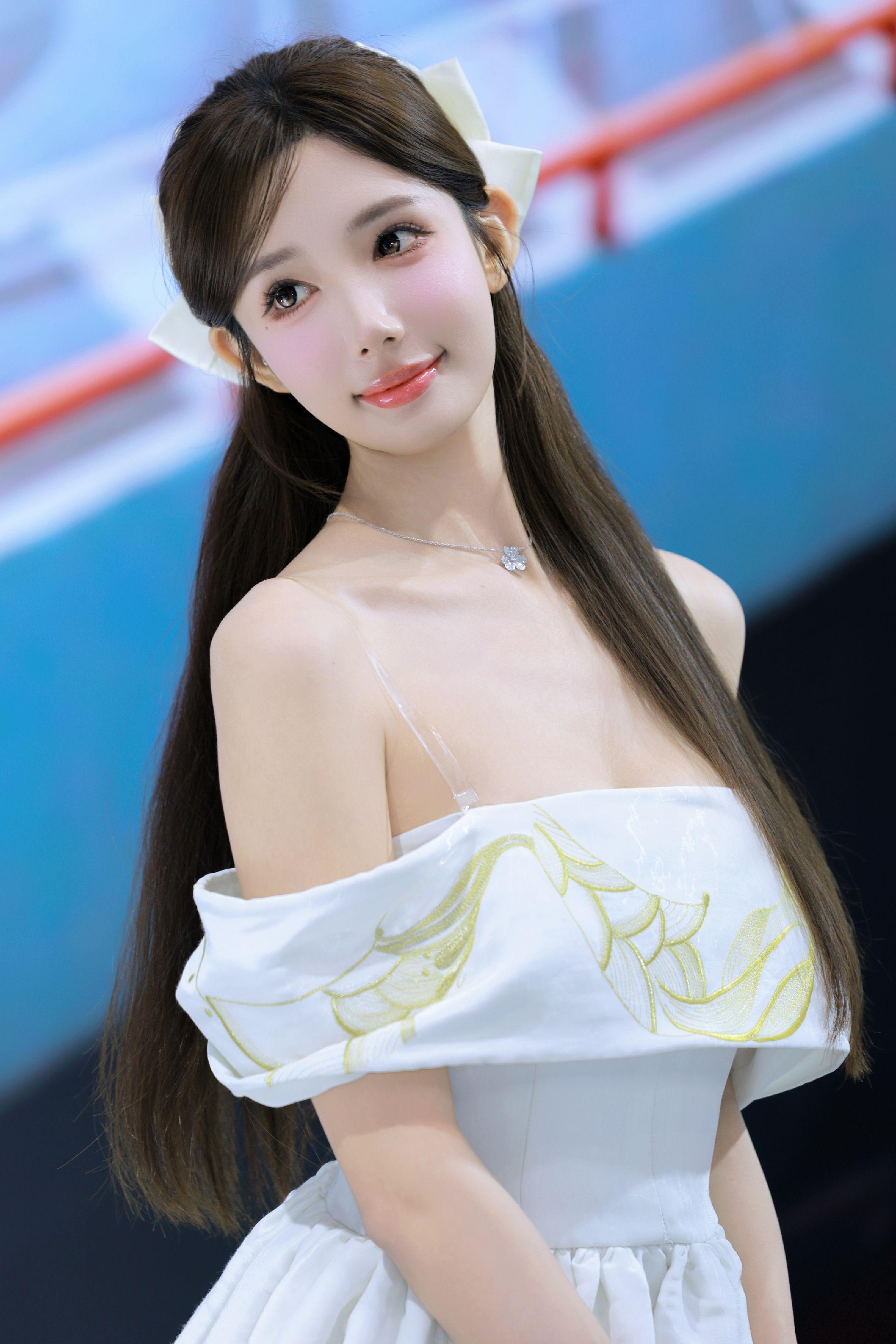车展白裙 · 小蜜桃。