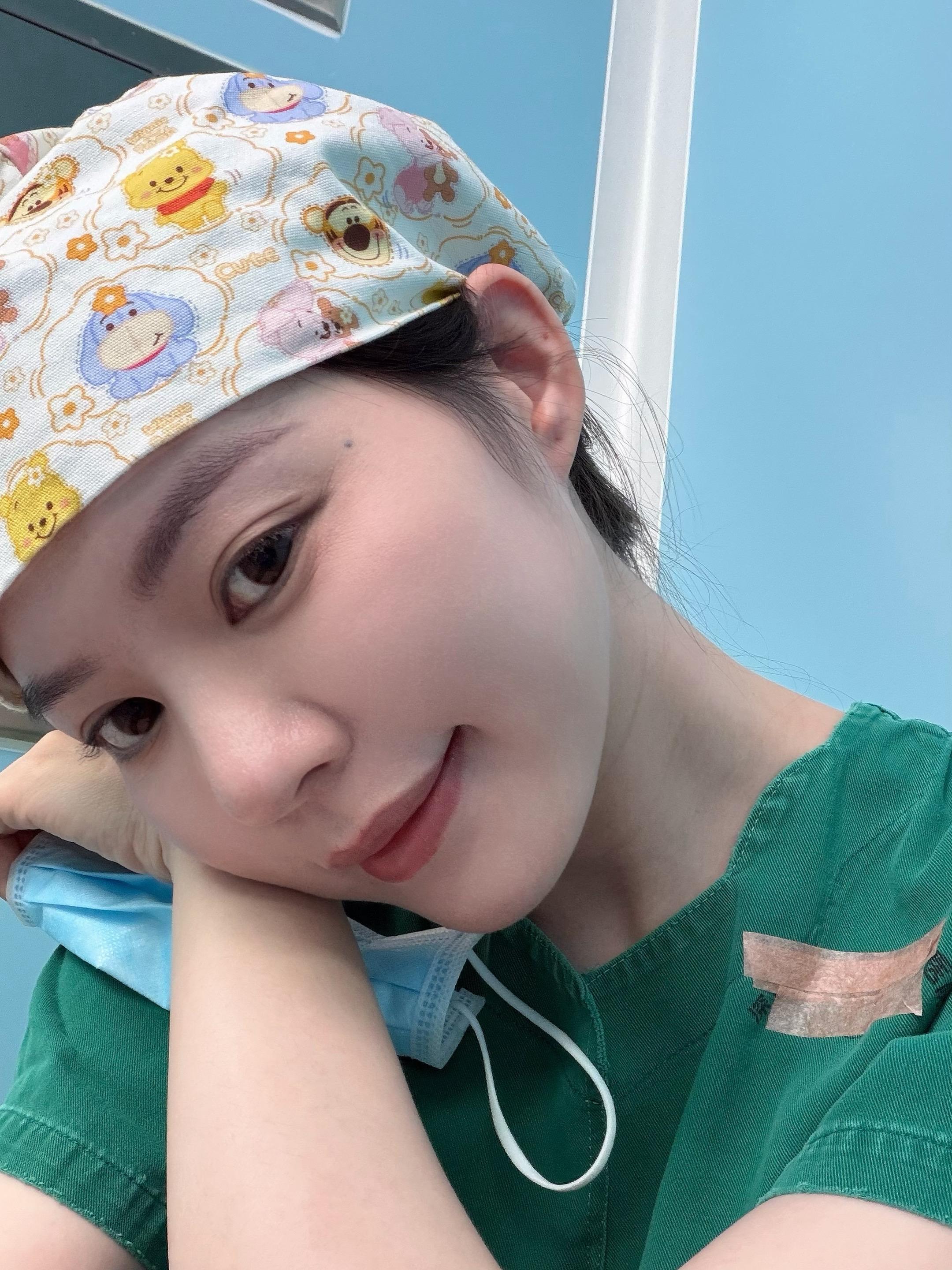 那天我经过一片花园 可是你不在。