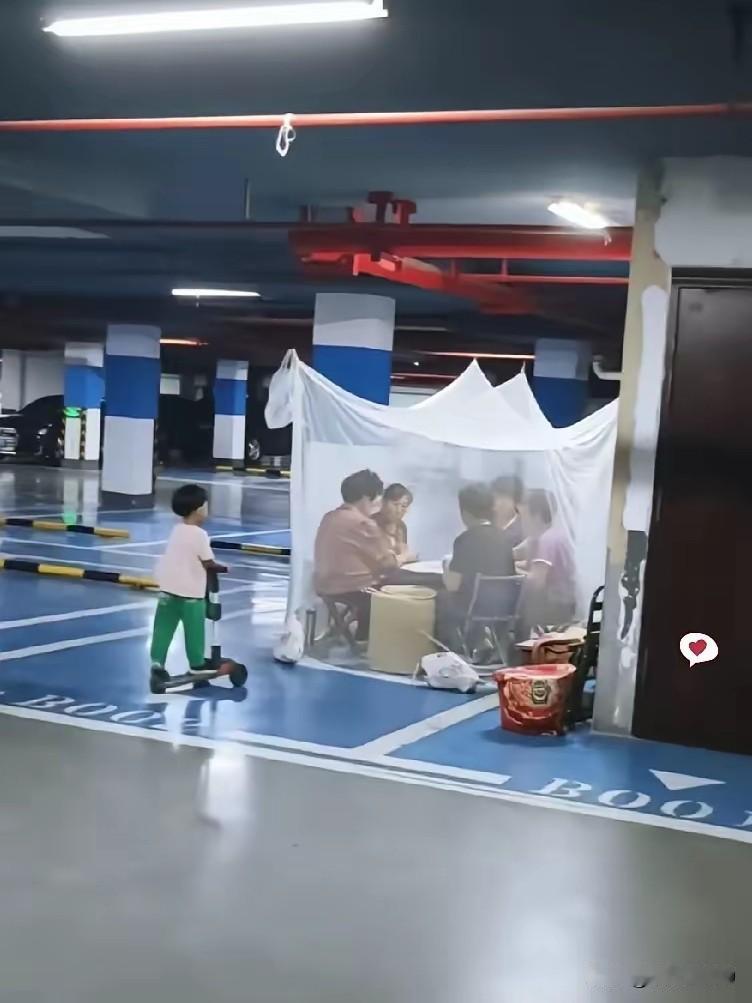 大妈们太会想办法了，大热天的，地下车库竟然成了纳凉胜地？
帐篷一支，马扎一摆，