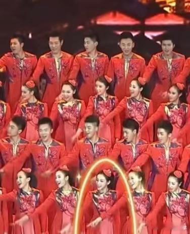 马凡舒上了两次马年春晚 好好好，今年又能和马凡舒一起过年了，偏偏还是马年，这种奇