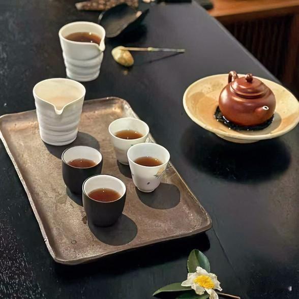 总想把日子过成满满一盏，后来才懂，半杯便是好光景。

水要烧开，茶要泡透，尽力了
