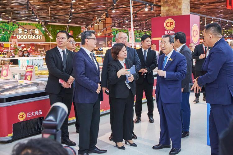 “乡巴佬”万斯暗示中国：如果不接受关税，就考虑战争。而国际关系学者高志凯，在外媒