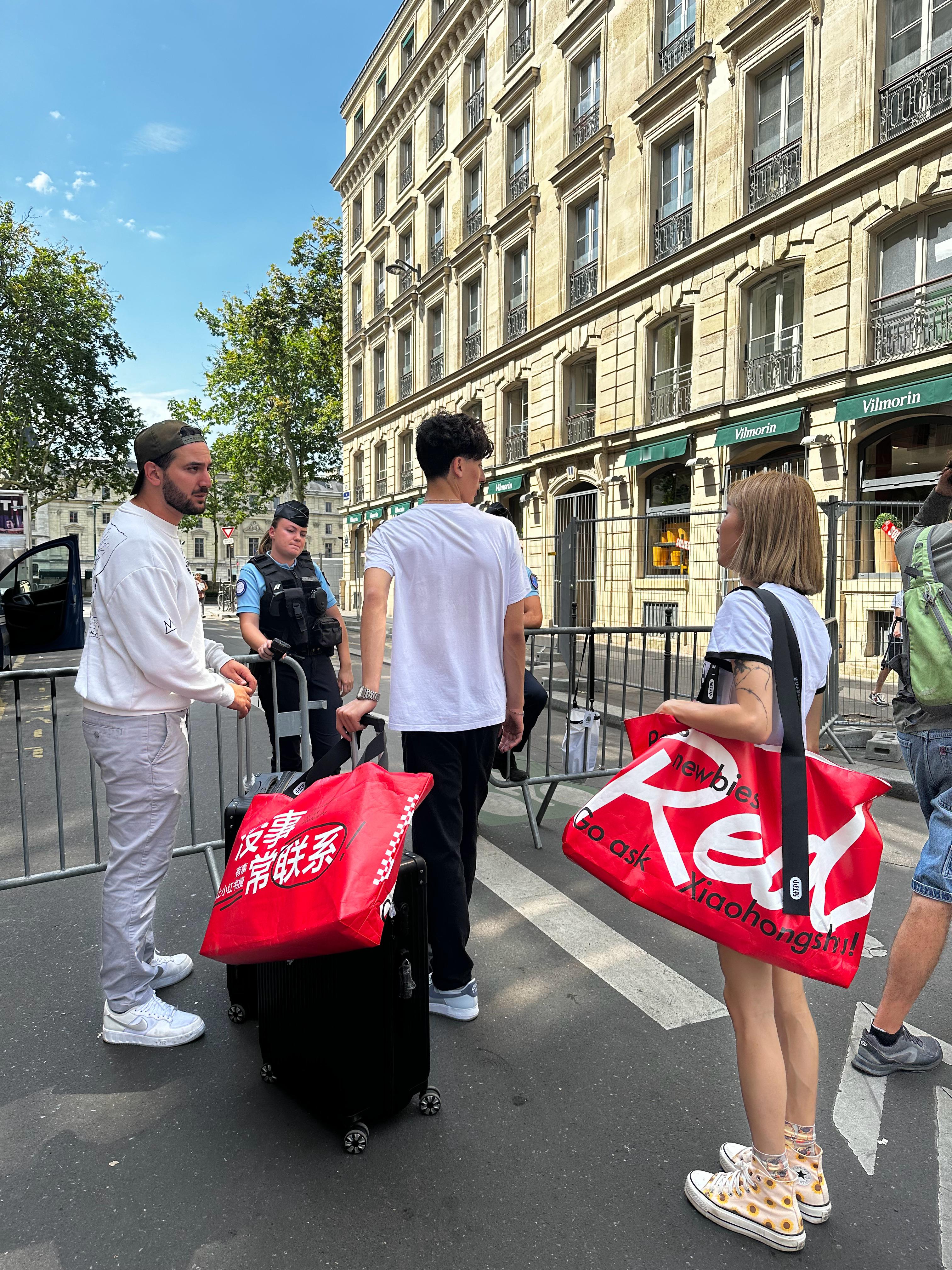 #先在巴黎流行起来的是中国红包#你别说，这红色在街上看着真的很显眼。巴黎街头，中