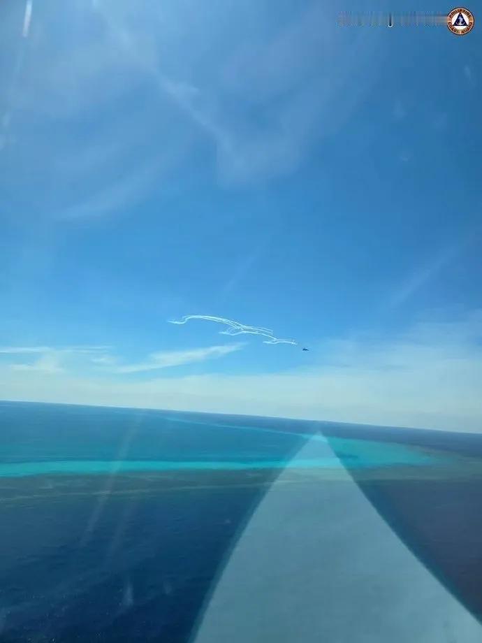 【菲运输机窜入黄岩岛空域，解放军歼-11打干扰弹驱离，填岛或不远了】

菲律宾海