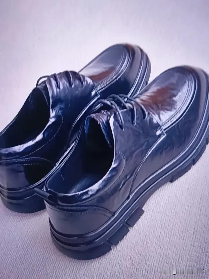 中国男人为什么突然不爱皮鞋了，说穿了就是舒服和自在赢过了刻板的体面。
二三十年前