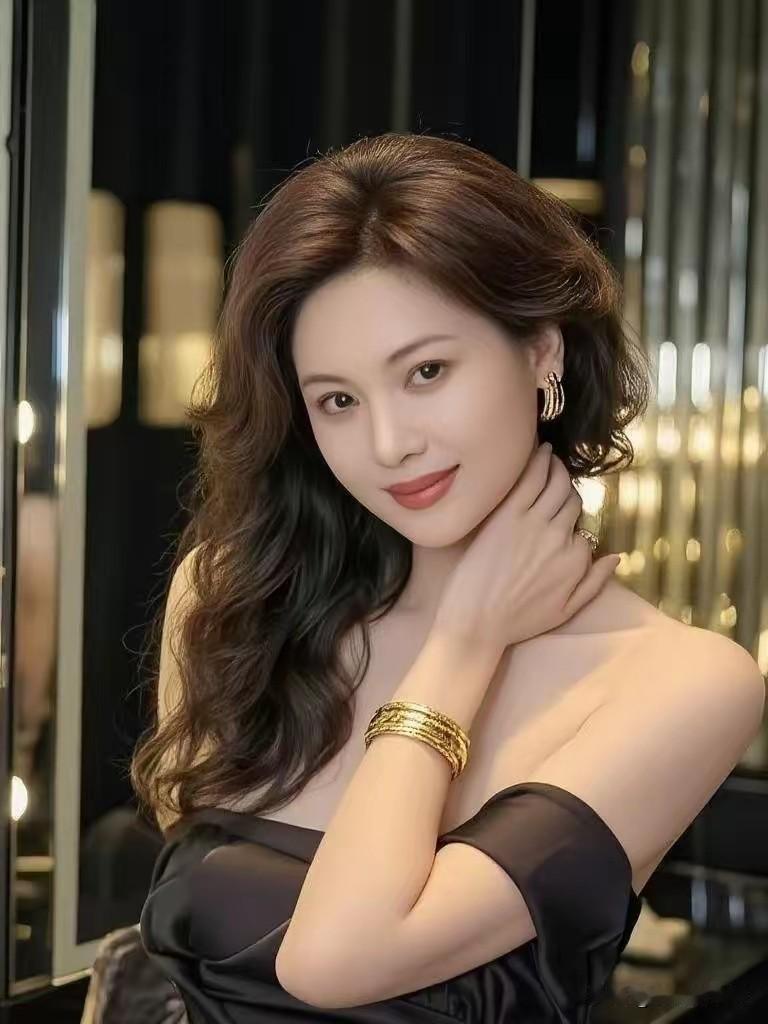 光与她
 晨光漫过窗棂的褶皱
丝绸吻着花枝的温柔
指尖轻叩键盘的节奏
眸光里，揉