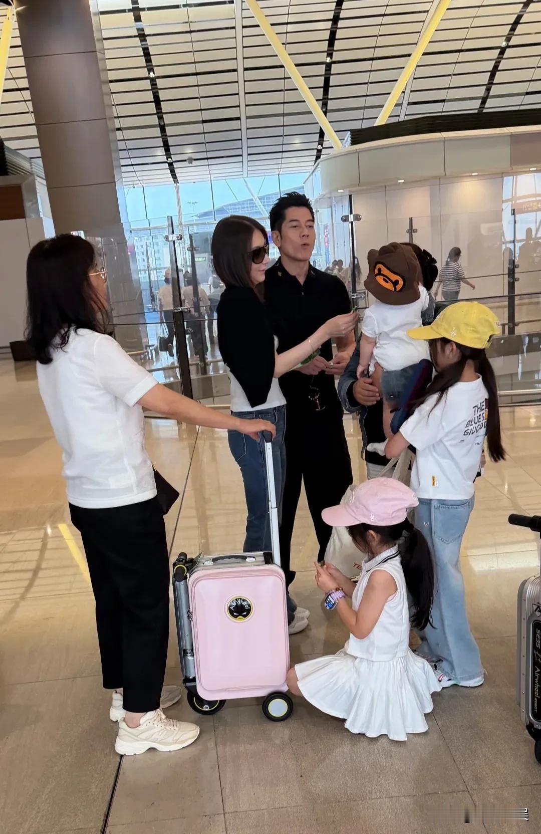 郭富城一家四口现身香港机场，三宝正式首次现身公众场合，一家子同框画面好温馨。
郭
