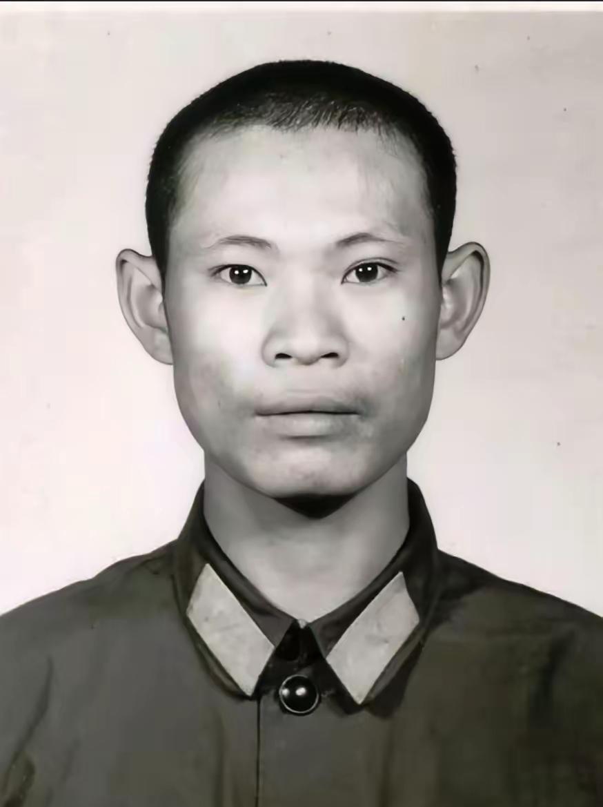 1982年,部队提拔杨国跃当班长,他死活不当。但两年后，在老山战场上,他却抢着当